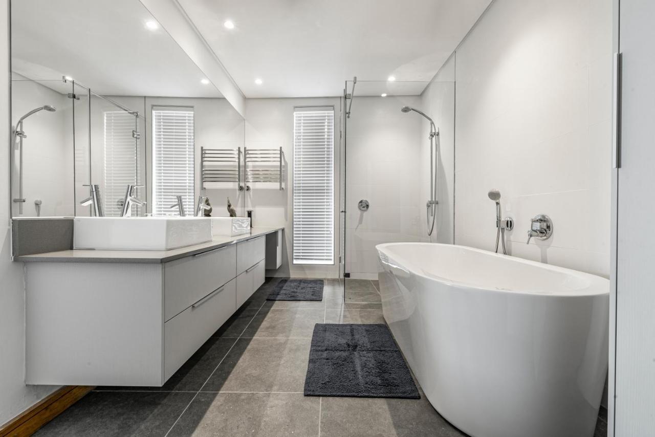 17 Marine, 2 Bedroom Sea-Facing Apt101 Hermanus Kültér fotó